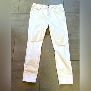 Tahari White Denim Skinny Jeans w distressed modern touches. Great fabric!